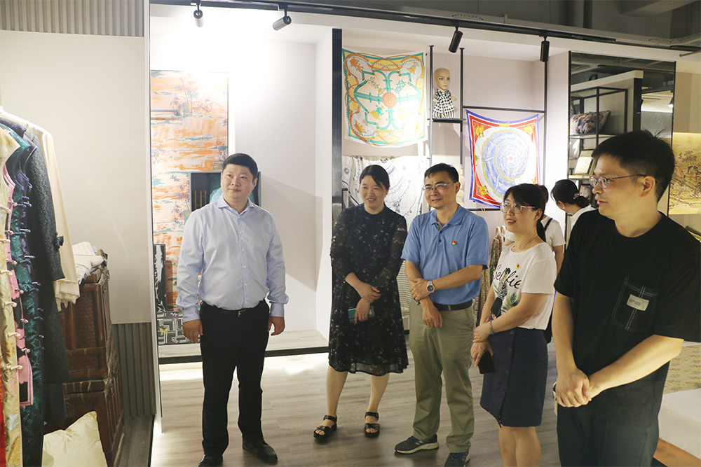 2021年7月，嘉兴市工商联党委副书记、副主席张翼带队考察家纺城.jpg