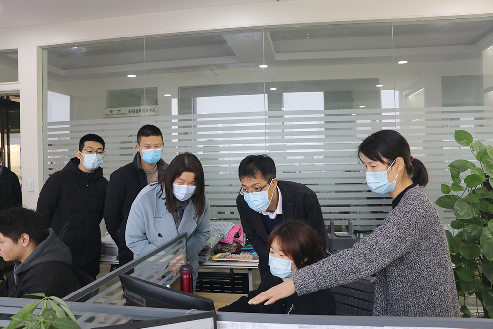 2022年1月，海宁市委常委、常务副市长严加友考察家纺城，了解家纺市场、时尚面料创新中心、跨境电商等发展.jpg